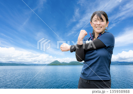 青空とストレッチする女性 青空とストレッチする女性 135938988