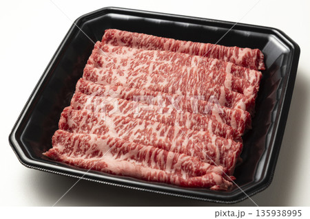 プラスチックトレーに入った牛肉 プラスチックトレーに入った牛肉 135938995