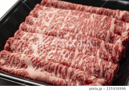 プラスチックトレーに入った牛肉 135938996