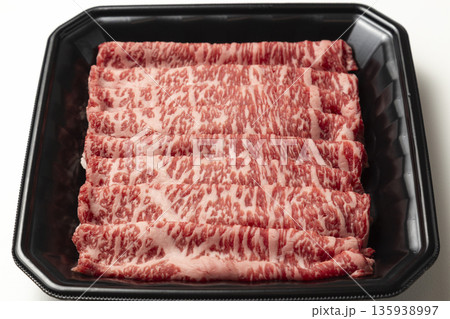 プラスチックトレーに入った牛肉 プラスチックトレーに入った牛肉 135938997