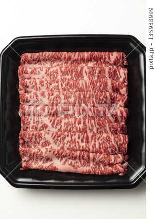 プラスチックトレーに入った牛肉 プラスチックトレーに入った牛肉 135938999
