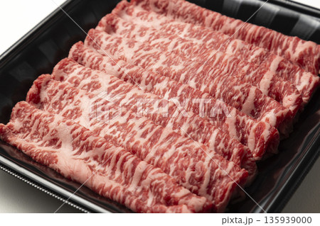 プラスチックトレーに入った牛肉 135939000