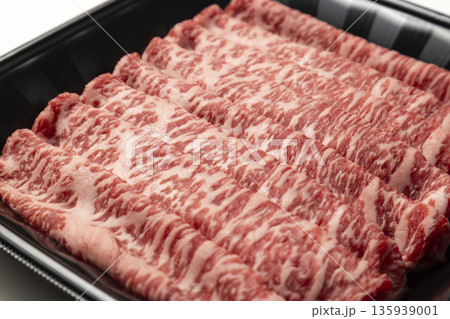 プラスチックトレーに入った牛肉 プラスチックトレーに入った牛肉 135939001