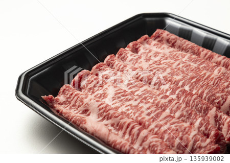 プラスチックトレーに入った牛肉 プラスチックトレーに入った牛肉 135939002