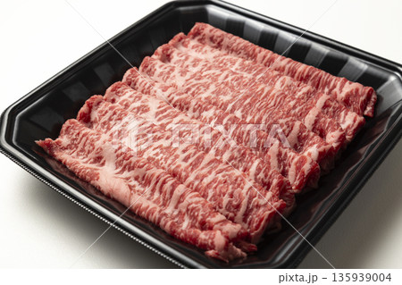 プラスチックトレーに入った牛肉 135939004