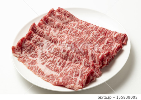 皿に乗った牛肉 皿に乗った牛肉 135939005