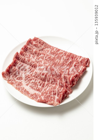 皿に乗った牛肉 皿に乗った牛肉 135939012