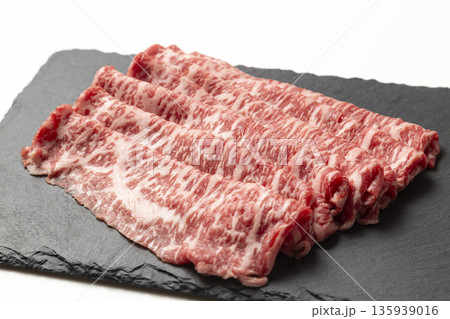 皿に乗った牛肉 皿に乗った牛肉 135939016
