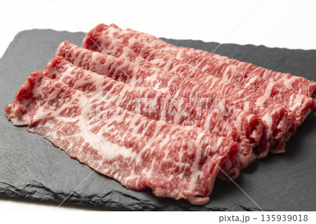 皿に乗った牛肉 135939018