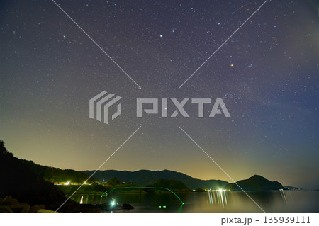 島根県松江市島根町加賀の桂島付近の歩道から南西側の星夜景(冬の大三角形,オリオン座,夜釣り人など) 135939111