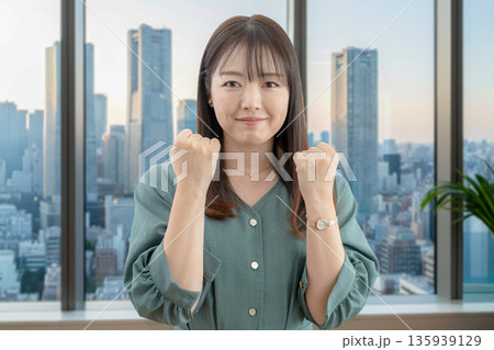 タワマンビル群とガッツポーズする女性 135939129