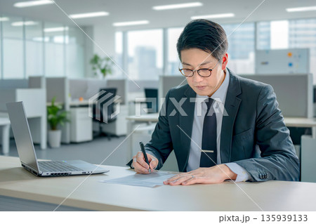 仕事をするビジネスマン 135939133