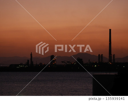 工場地帯から見る工場夜景 工場地帯から見る工場夜景 135939141