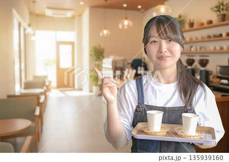 お洒落カフェと笑顔の店員 お洒落カフェと笑顔の店員 135939160