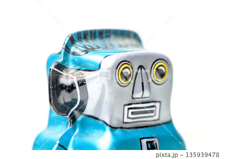 白背景に置かれた青いブリキのロボット レトロなおもちゃ ロボットの顔のアップ 右向き 白背景に置かれた青いブリキのロボット レトロなおもちゃ ロボットの顔のアップ 右向き 135939478