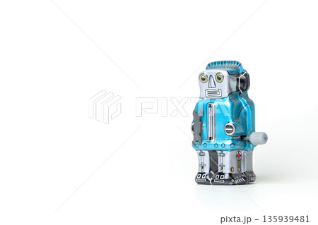 白背景に置かれた青いブリキのロボット レトロなおもちゃ 　左側にコピー用スペース 135939481