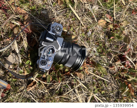 芝生の上に置いたクラシックカメラ 芝生の上に置いたクラシックカメラ 135939954