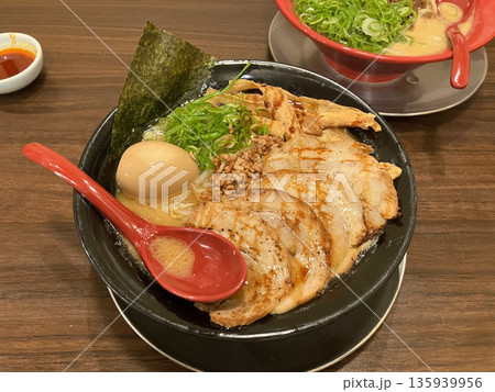 九州味噌ラーメン:器を覆う大きなチャーシューと味玉の豪華トッピング 九州味噌ラーメン:器を覆う大きなチャーシューと味玉の豪華トッピング 135939956