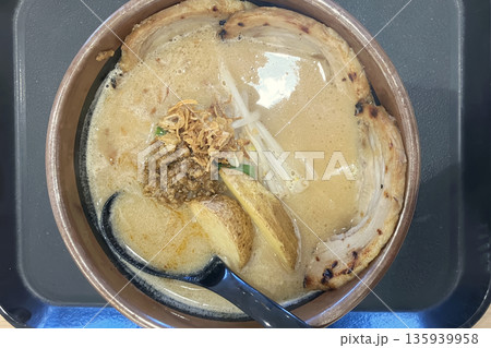 本場・札幌味噌ラーメン:厚切りチャーシューとポテトがのった濃厚な一杯 本場・札幌味噌ラーメン:厚切りチャーシューとポテトがのった濃厚な一杯 135939958