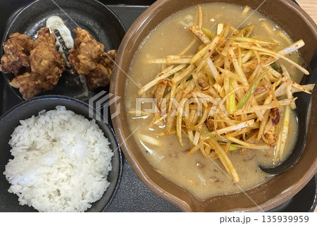 信州味噌ラーメンの定食:たっぷりのシャキシャキねぎと唐揚げ・ご飯セット 信州味噌ラーメンの定食:たっぷりのシャキシャキねぎと唐揚げ・ご飯セット 135939959