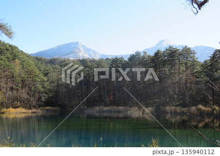 五色沼のるり沼と磐梯山 135940112