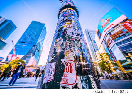 日本の東京都市景観元旦。この柱はシールは健在。インバウンドが続く朝の渋谷。ほとんどが外国人観光客 135940237