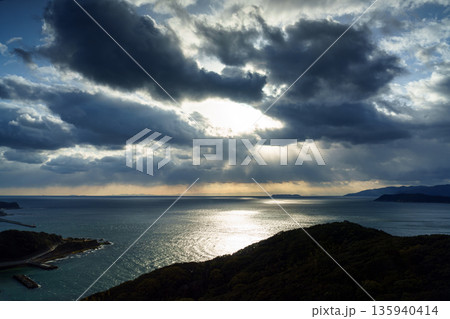 厳冬期の和歌山紀淡海峡 夕空で流れゆく雲と光り輝く海面⑤ 厳冬期の和歌山紀淡海峡 夕空で流れゆく雲と光り輝く海面⑤ 135940414