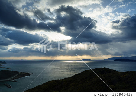 厳冬期の和歌山紀淡海峡 夕空で流れゆく雲と光り輝く海面➅ 厳冬期の和歌山紀淡海峡 夕空で流れゆく雲と光り輝く海面➅ 135940415