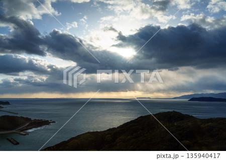 厳冬期の和歌山紀淡海峡　夕空で流れゆく雲と光り輝く海面⑦ 135940417