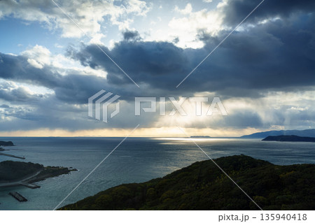 厳冬期の和歌山紀淡海峡 夕空で流れゆく雲と光り輝く海面⑧ 厳冬期の和歌山紀淡海峡 夕空で流れゆく雲と光り輝く海面⑧ 135940418