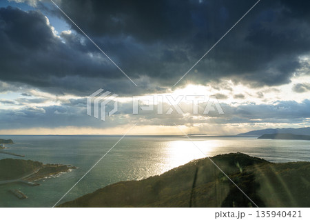 厳冬期の和歌山紀淡海峡　夕空で流れゆく雲と光り輝く海面⑪ 135940421