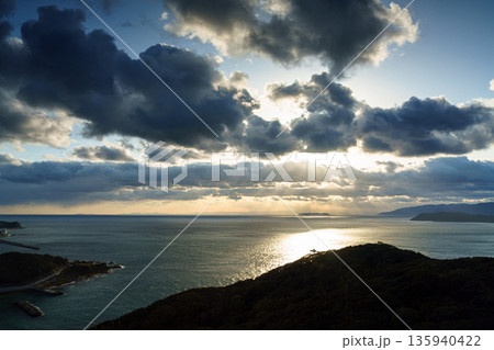 厳冬期の和歌山紀淡海峡 夕空で流れゆく雲と光り輝く海面⑫ 厳冬期の和歌山紀淡海峡 夕空で流れゆく雲と光り輝く海面⑫ 135940422