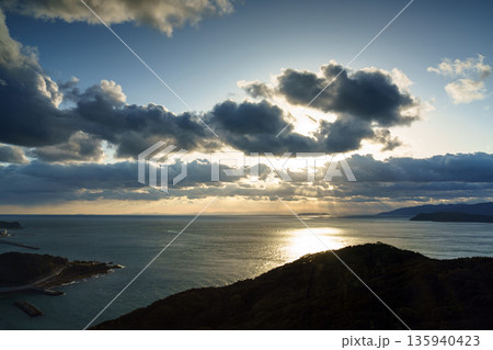 厳冬期の和歌山紀淡海峡　夕空で流れゆく雲と光り輝く海面⑬ 135940423