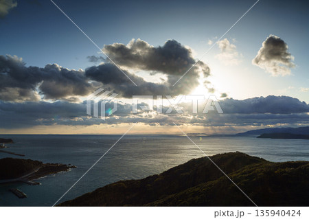 厳冬期の和歌山紀淡海峡 夕空で流れゆく雲と光り輝く海面⑭ 厳冬期の和歌山紀淡海峡 夕空で流れゆく雲と光り輝く海面⑭ 135940424