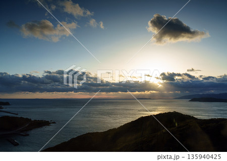 厳冬期の和歌山紀淡海峡　夕空で流れゆく雲と光り輝く海面⑮ 135940425