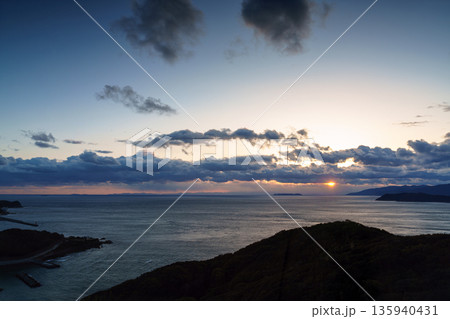 厳冬期の和歌山紀淡海峡　夕空で流れゆく雲と光り輝く海面㉑ 135940431