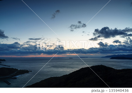 厳冬期の和歌山紀淡海峡　夕空で流れゆく雲と光り輝く海面㉖ 135940436