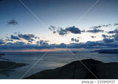 厳冬期の和歌山紀淡海峡　夕空で流れゆく雲と光り輝く海面㉗ 135940437