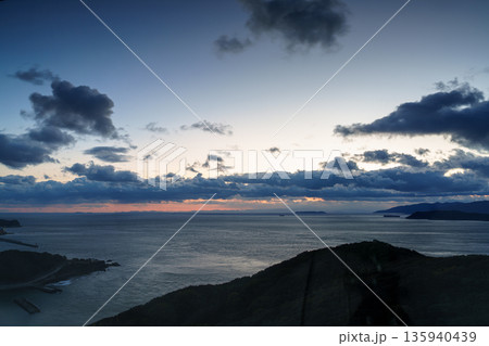 厳冬期の和歌山紀淡海峡 夕空で流れゆく雲と光り輝く海面㉙ 厳冬期の和歌山紀淡海峡 夕空で流れゆく雲と光り輝く海面㉙ 135940439
