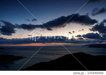 厳冬期の和歌山紀淡海峡 夕空で流れゆく雲と光り輝く海面㉚ 厳冬期の和歌山紀淡海峡 夕空で流れゆく雲と光り輝く海面㉚ 135940440