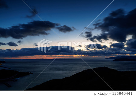 厳冬期の和歌山紀淡海峡　夕空で流れゆく雲と光り輝く海面㉛ 135940441
