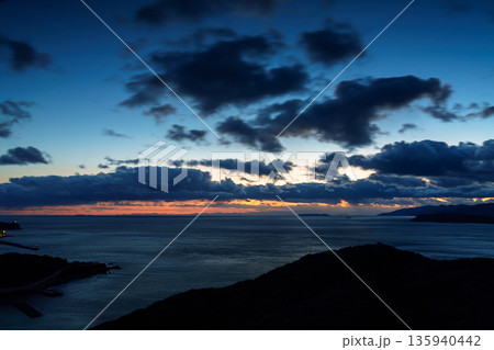 厳冬期の和歌山紀淡海峡 夕空で流れゆく雲と光り輝く海面㉜ 厳冬期の和歌山紀淡海峡 夕空で流れゆく雲と光り輝く海面㉜ 135940442