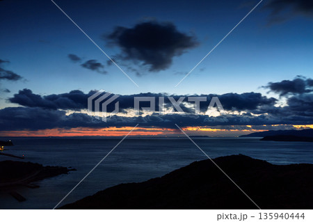 厳冬期の和歌山紀淡海峡　夕空で流れゆく雲と光り輝く海面㉞ 135940444