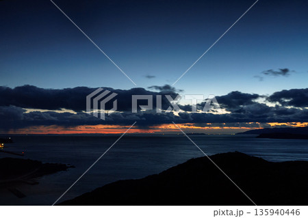 厳冬期の和歌山紀淡海峡　夕空で流れゆく雲と光り輝く海面㉟ 135940446