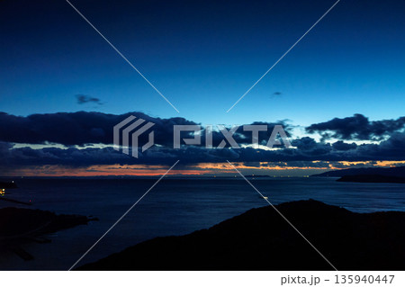 厳冬期の和歌山紀淡海峡　夕空で流れゆく雲と光り輝く海面㊱ 135940447