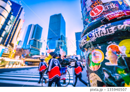 日本の東京都市景観元旦。この柱はシールは健在。インバウンドが続く朝の渋谷。ほとんどが外国人観光客 135940507