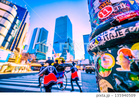 日本の東京都市景観元旦。この柱はシールは健在。インバウンドが続く朝の渋谷。ほとんどが外国人観光客 135940509