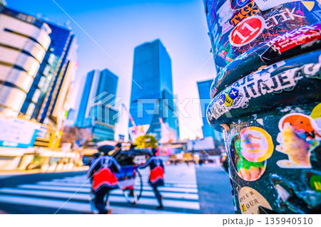 日本の東京都市景観元旦。この柱のシールは健在。インバウンドが続く朝の渋谷。ほとんどが外国人観光客 135940510