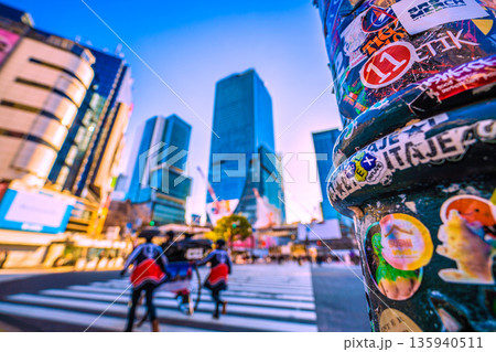日本の東京都市景観元旦。この柱はシールは健在。インバウンドが続く朝の渋谷。ほとんどが外国人観光客 135940511