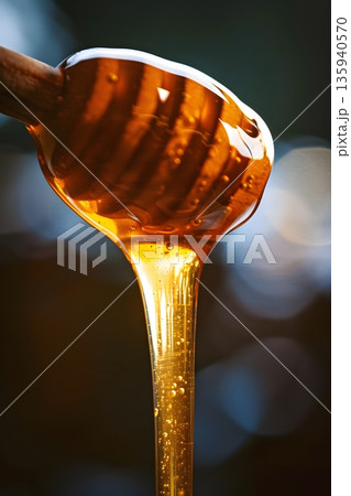 木製ディッパーから滴る黄金のはちみつ 135940570